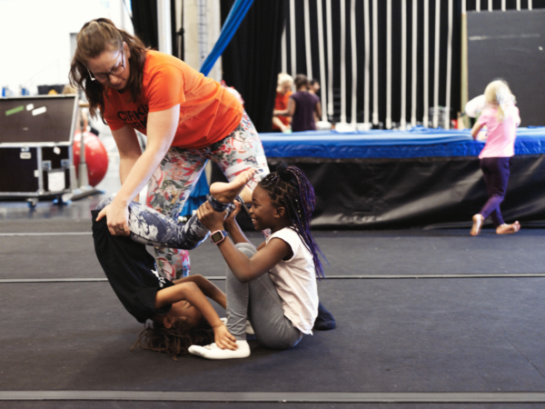 Träna med Cirkus Cirkör. Foto: Alex Hinchcliffe