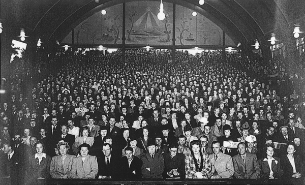 Publik i Dalaborgsparkens teater i Vänersborg. Foto: Dalaborgsparken