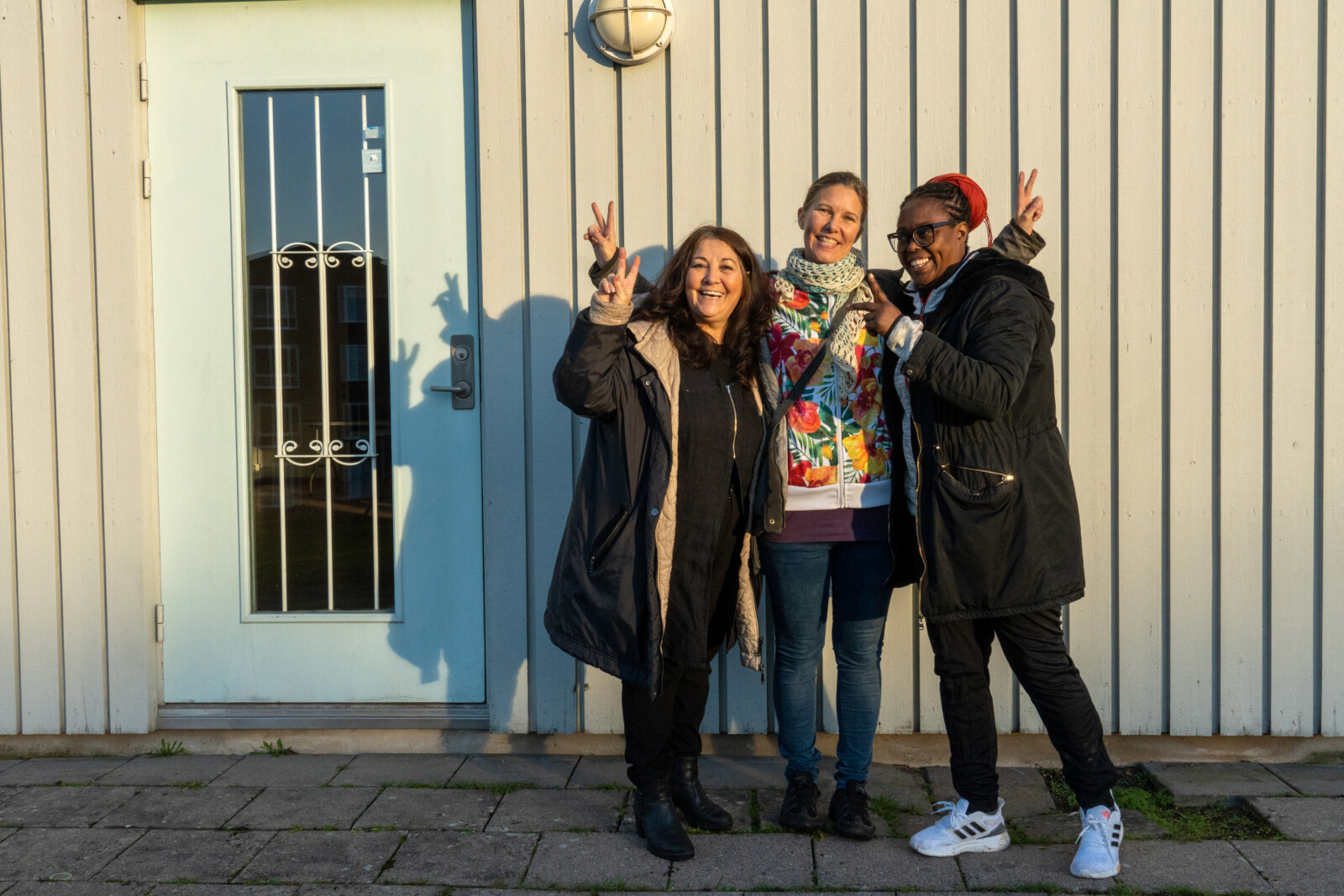 Jilla Faraij, Malin Widhammar och Sarah Nyangena framför sin efterlängtade mötesplats.