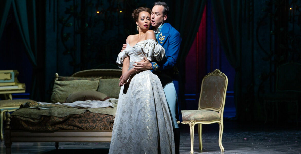 Ett portätt från en scen ur föreställningen "La Traviata".