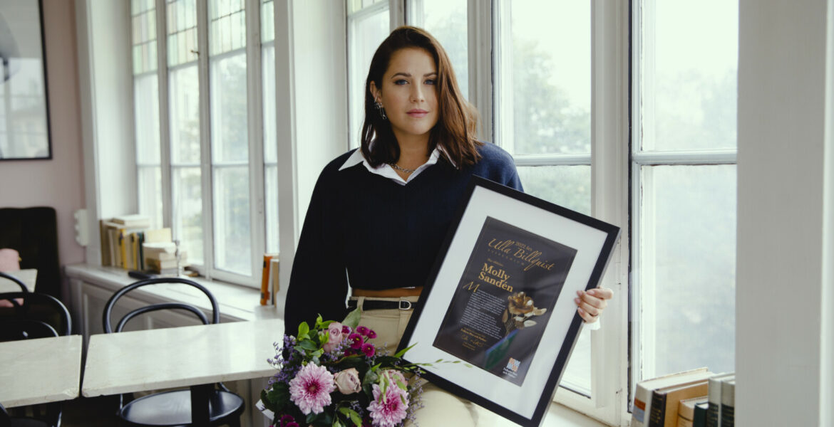 Molly Sandén tar emot Ulla Billquist-stipendeitet 2022.