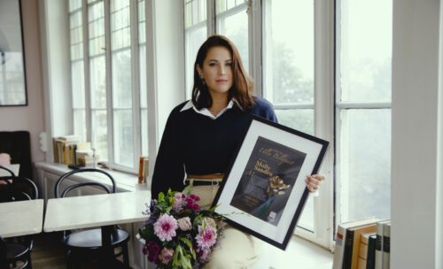 Molly Sandén tar emot Ulla Billquist-stipendeitet 2022.