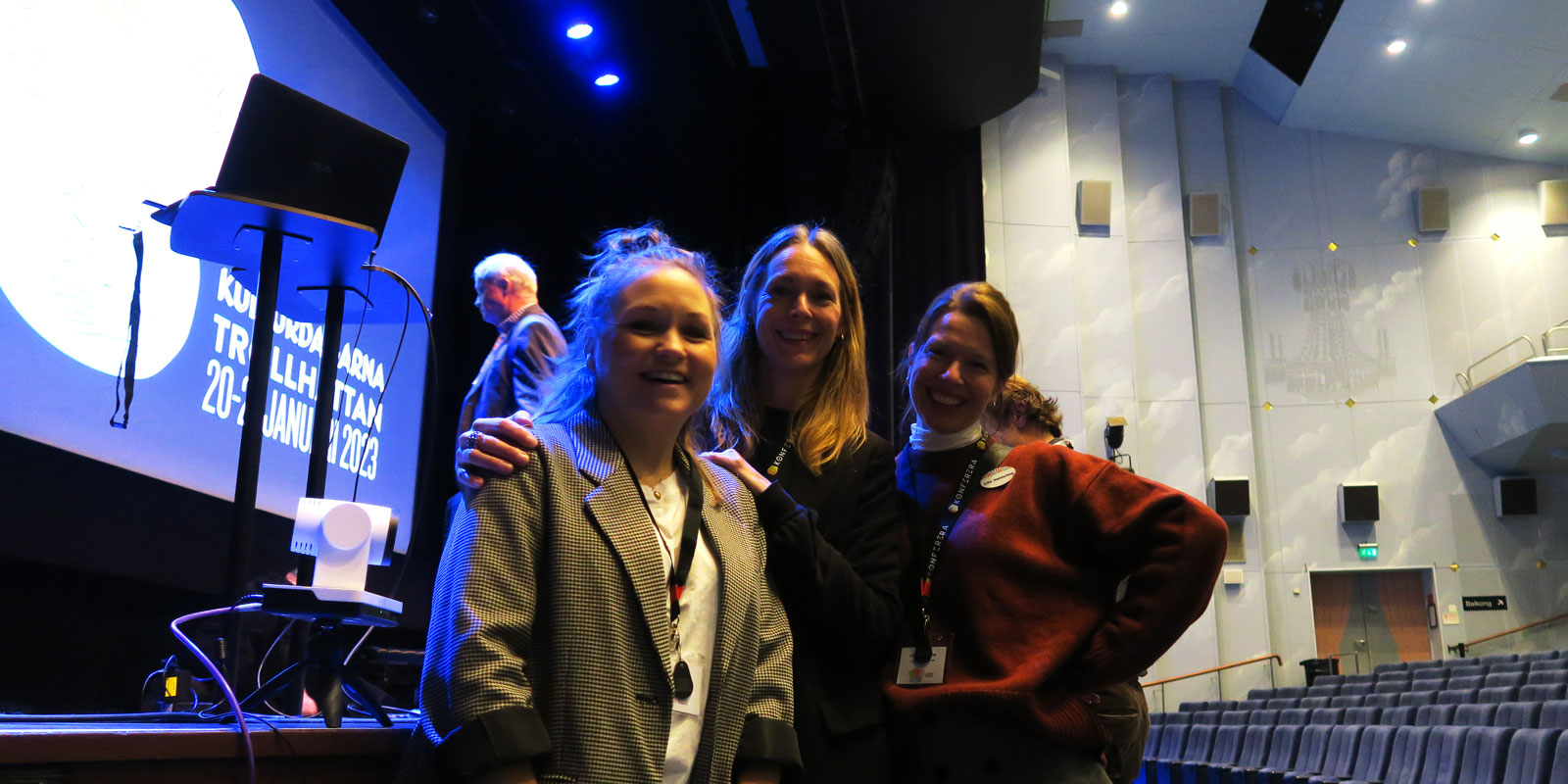 Folkets Hus och Parkers scenproducenter framför stora scenen i Trollhättans Folkets Hus.