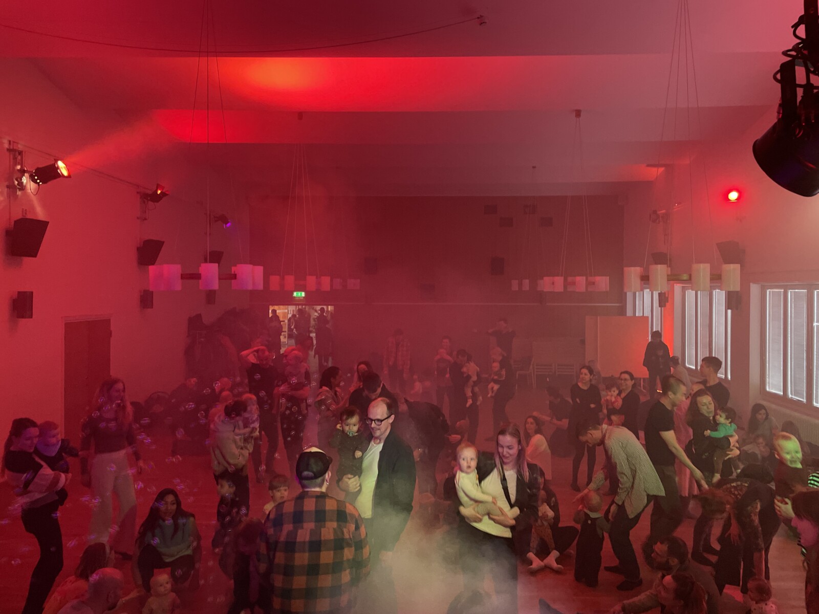 Babyrave - de allra minsta dansar med sina föräldrar i diskoljus och blåser såpbubblor.