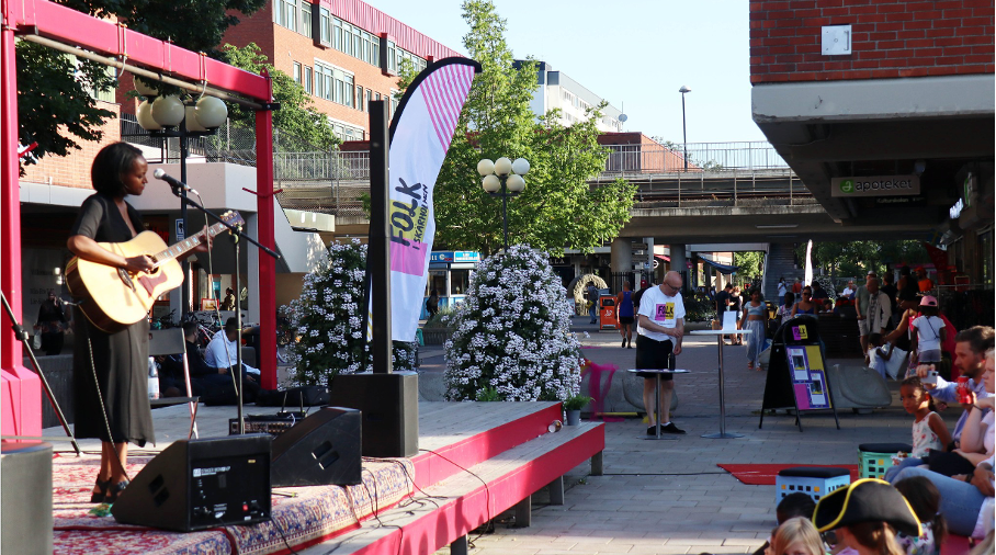 Föreningen FOLK i Skärholmen möter sin stadsdel på torget.