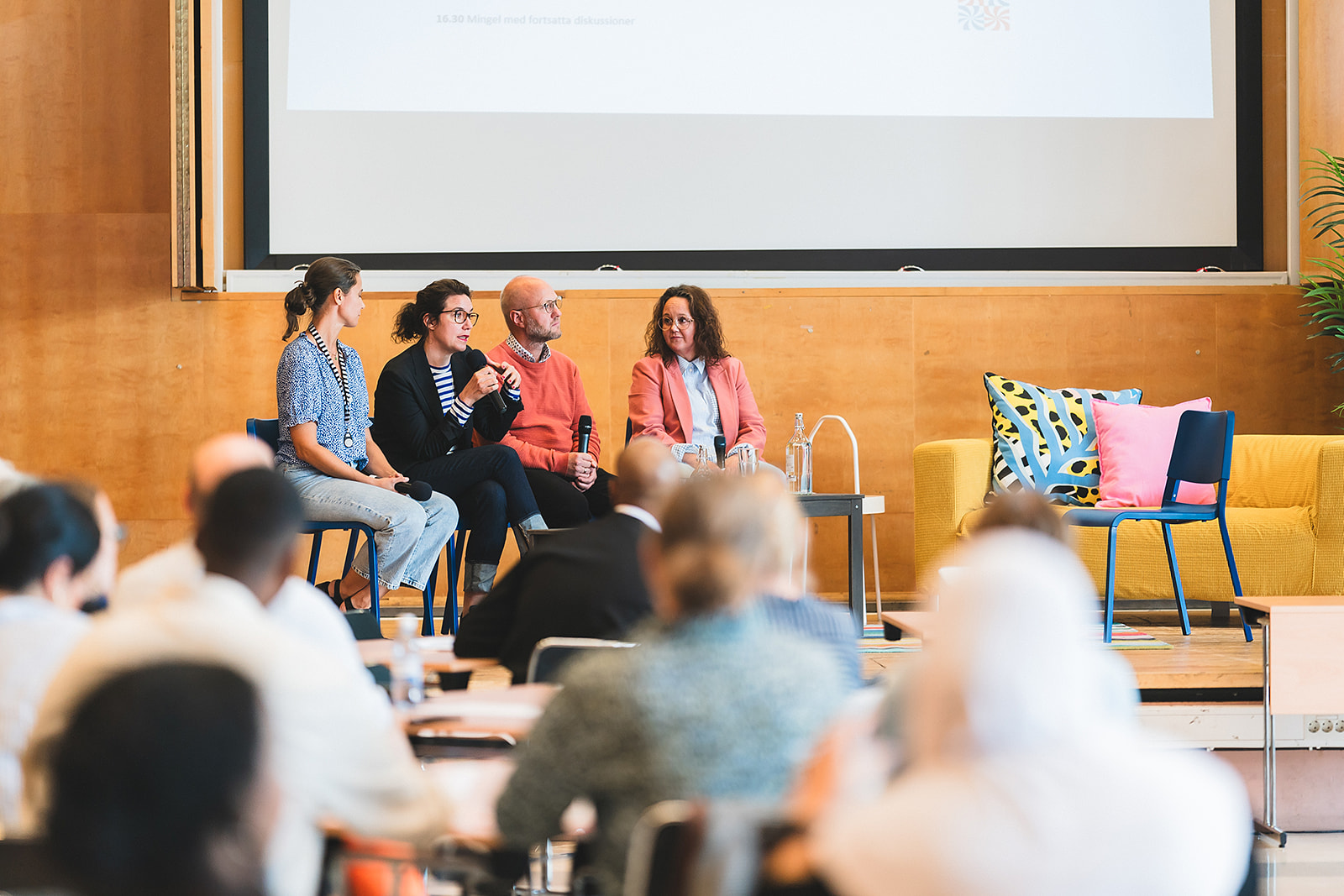 Fyra personer i ett panelsamt i Tensta träff.