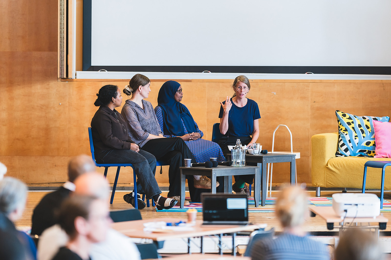 Personer samlade på scenen i ett panelsamtal på Tensta Träff.