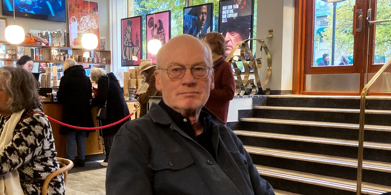 Christer NIlsson, ordförande i Roys Vänförening sitter i foajen under intervjun.