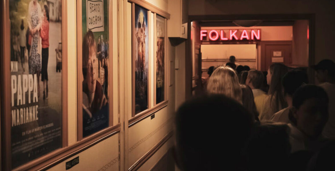 Besökare på väg in i Ulricehamns Folkets biograf.