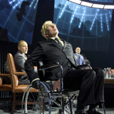 Dr. Strangelove från National Theatre. Premiär på bio 27 mars! Foto: Manuel Harlan