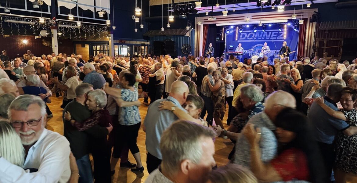 Fullt på dansgolvet.