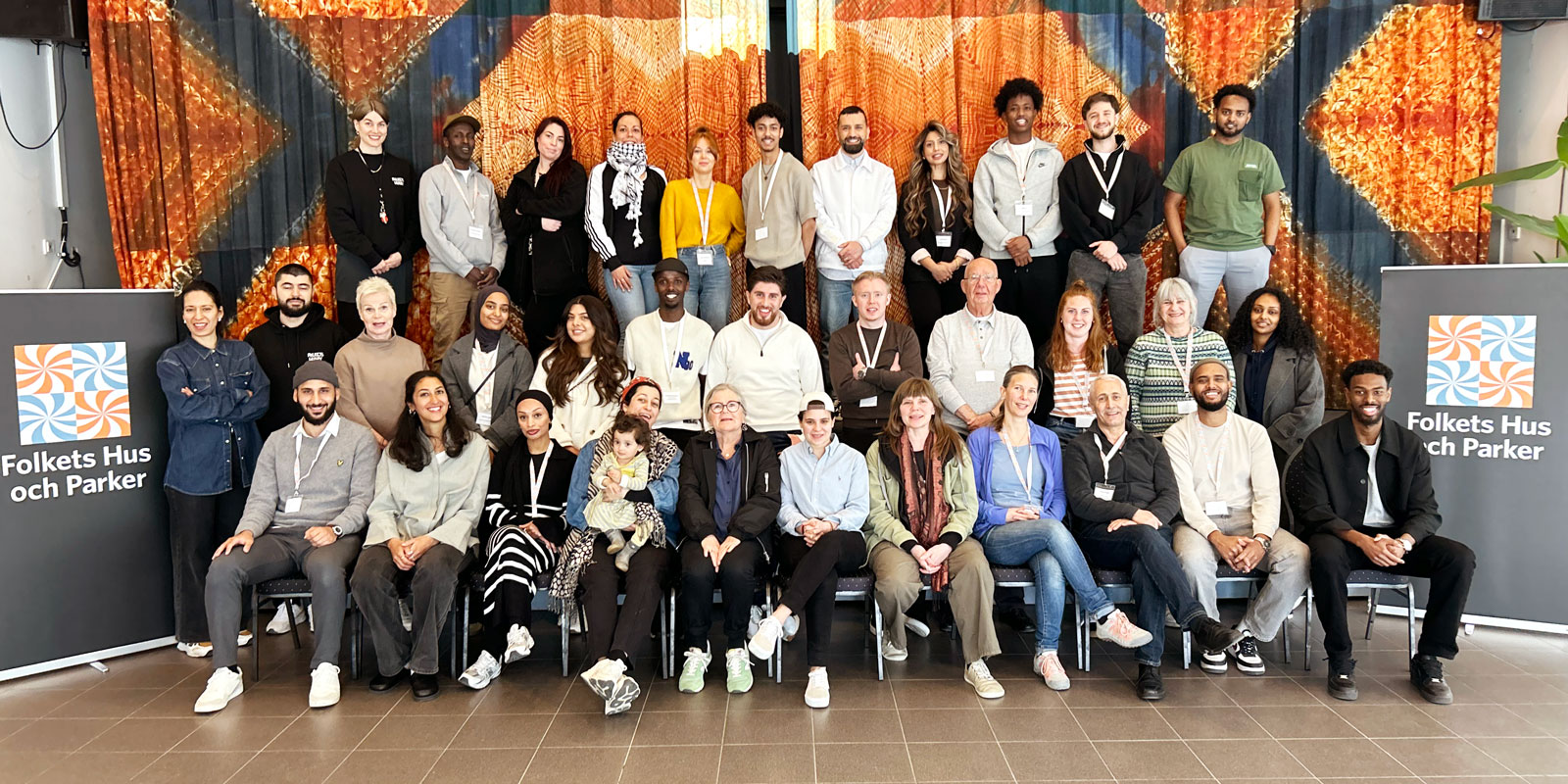 Många människor uppradade för fotografering.