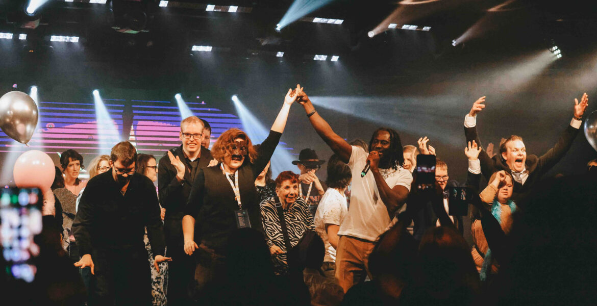 Musikschlaget 2025, alla deltagare är uppe på scen och sjunger tillsammans.