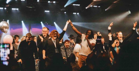 Musikschlaget 2025, alla deltagare är uppe på scen och sjunger tillsammans.